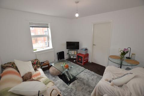3 bedroom apartment to rent, Hyde Park Road, Leeds LS6