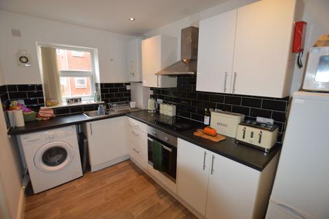 3 bedroom apartment to rent, Hyde Park Road, Leeds LS6