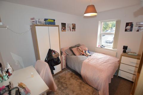 3 bedroom apartment to rent, Hyde Park Road, Leeds LS6