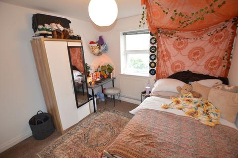 3 bedroom apartment to rent, Hyde Park Road, Leeds LS6