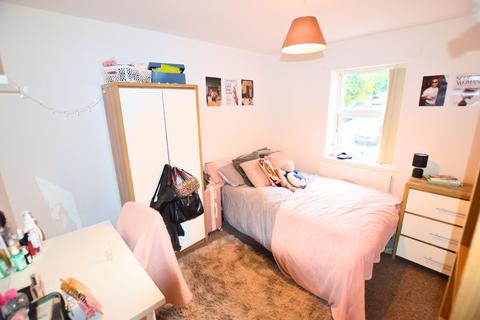 3 bedroom apartment to rent, Hyde Park Road, Leeds LS6