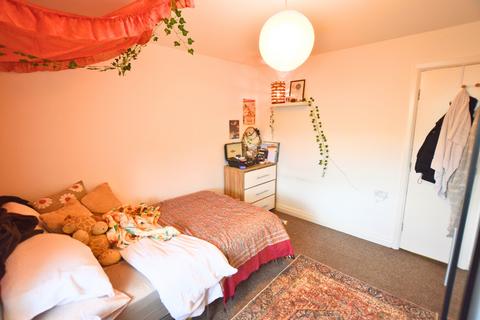 3 bedroom apartment to rent, Hyde Park Road, Leeds LS6