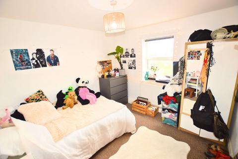 3 bedroom apartment to rent, Hyde Park Road, Leeds LS6