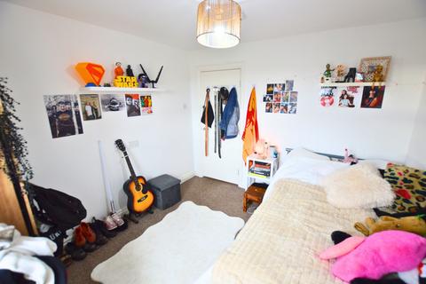 3 bedroom apartment to rent, Hyde Park Road, Leeds LS6