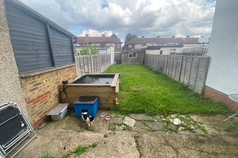 3 bedroom terraced house for sale, Devonia Gardens, London N18