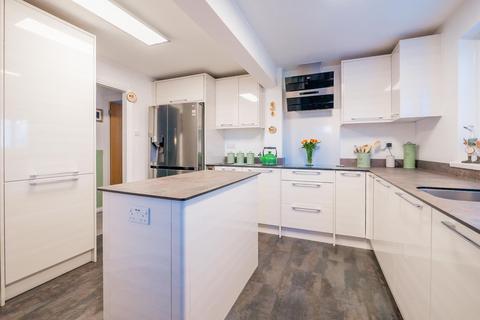 2 bedroom detached bungalow for sale, Cotswold Avenue, Rayleigh SS6