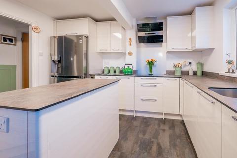 2 bedroom detached bungalow for sale, Cotswold Avenue, Rayleigh SS6