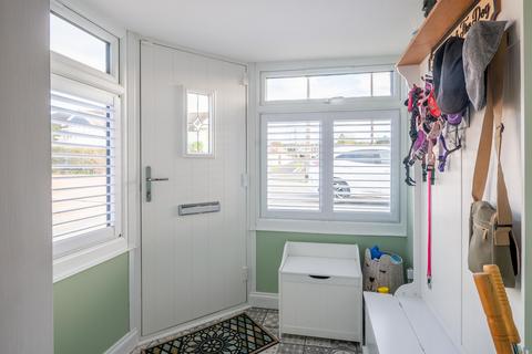 2 bedroom detached bungalow for sale, Cotswold Avenue, Rayleigh SS6