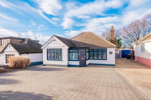2 bedroom detached bungalow for sale, Cotswold Avenue, Rayleigh SS6