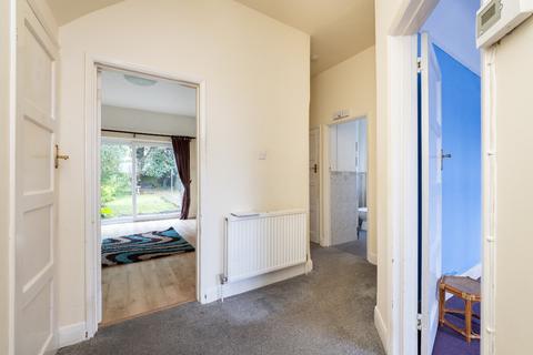 undefined, Avenue Road, Surrey SM6