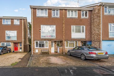 Ashdown Avenue,  Farnborough , GU14