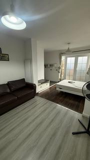2 bedroom flat to rent, Canterbury Road, London E10