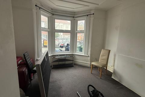 2 bedroom flat to rent, Canterbury Road, London E10