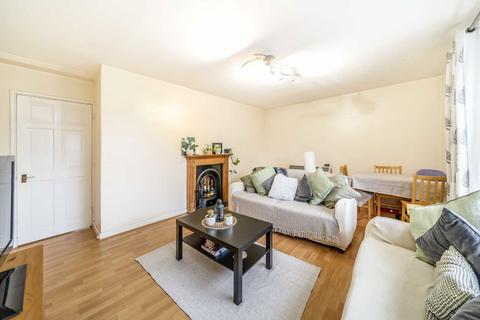 3 bedroom flat to rent, Endlesham Road, London SW12