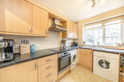 3 bedroom flat to rent, Endlesham Road, London SW12