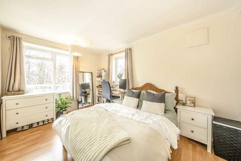 3 bedroom flat to rent, Endlesham Road, London SW12