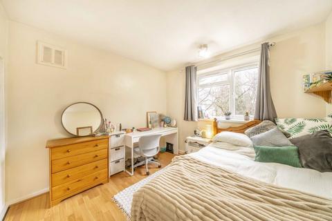 3 bedroom flat to rent, Endlesham Road, London SW12