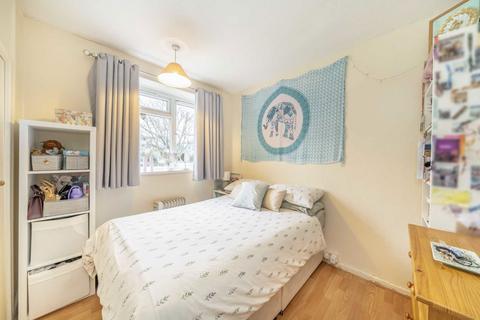 3 bedroom flat to rent, Endlesham Road, London SW12