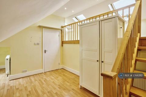 1 bedroom in a house share to rent, Wavertree Road, London, SW2
