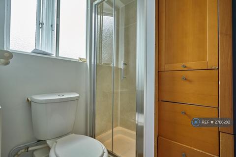 1 bedroom in a house share to rent, Wavertree Road, London, SW2