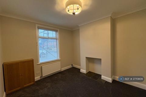 2 bedroom terraced house to rent, King Street, Pontefract, WF8