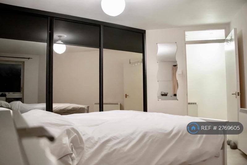 Bedroom - Queen Size Bed