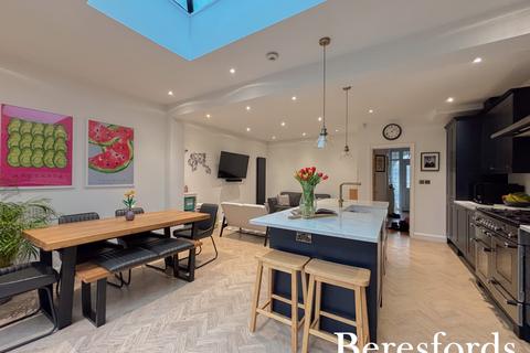 3 bedroom semi-detached house for sale, Aldborough Road, Upminster, RM14