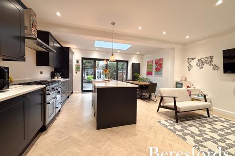 3 bedroom semi-detached house for sale, Aldborough Road, Upminster, RM14