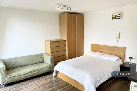 Studio to rent, Finchley Road, London, NW3