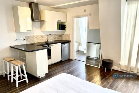 Studio to rent, Finchley Road, London, NW3