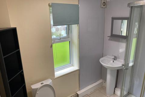 3 bedroom flat to rent, Orchard Lodge, North Hill Road, Leeds LS6