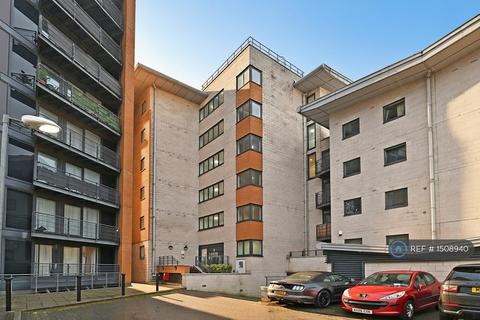 2 bedroom flat to rent, Hull Place, London, E16