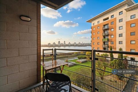 2 bedroom flat to rent, Hull Place, London, E16