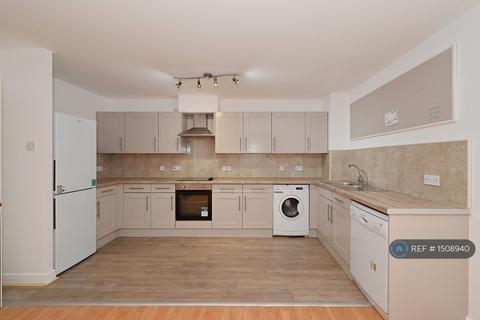 2 bedroom flat to rent, Hull Place, London, E16