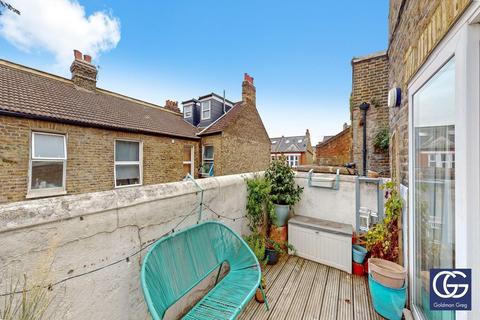 2 bedroom apartment to rent, Balham Hill, London, SW12