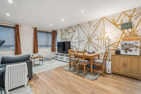 2 bedroom apartment to rent, Riverside Place, Pinner