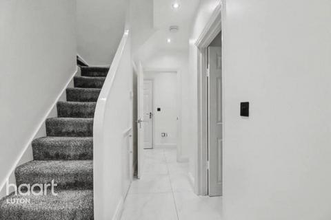 undefined, Knoll Rise, Luton