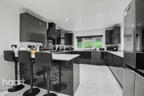 5 bedroom semi-detached house for sale, Knoll Rise, Luton