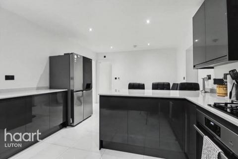 undefined, Knoll Rise, Luton
