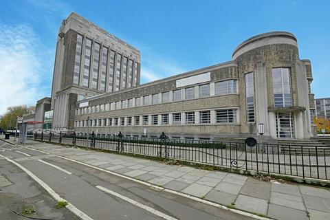 1 bedroom flat to rent, Wallis House, Great West Road, Brentford, TW8