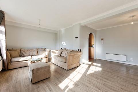 2 bedroom flat for sale, Hillcrest, Weybridge, KT13
