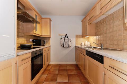 2 bedroom flat for sale, Hillcrest, Weybridge, KT13