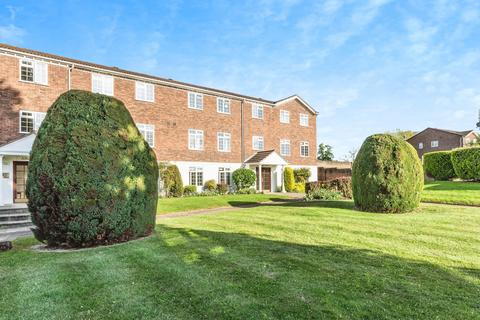 2 bedroom flat for sale, Hillcrest, Weybridge, KT13
