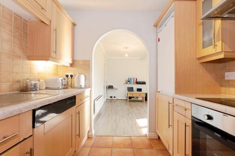 2 bedroom flat for sale, Hillcrest, Weybridge, KT13
