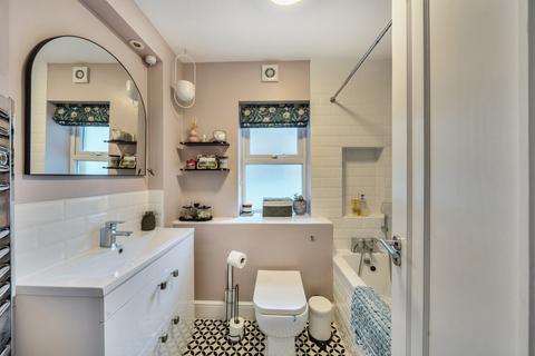 3 bedroom flat for sale, Lausanne Road, Crouch End, London, N8