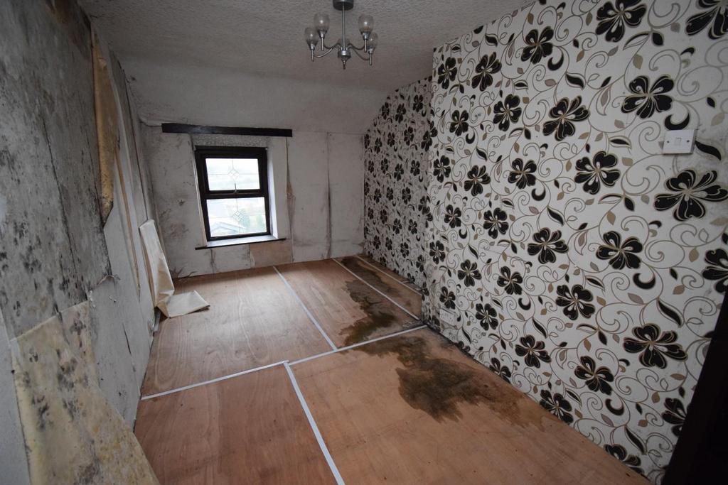 Bedroom 1.JPG