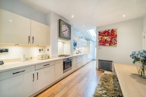 2 bedroom flat for sale, Sisters Avenue, London SW11