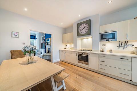 2 bedroom flat for sale, Sisters Avenue, London SW11