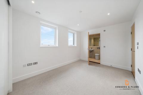 2 bedroom flat to rent, Western Gateway, London E16