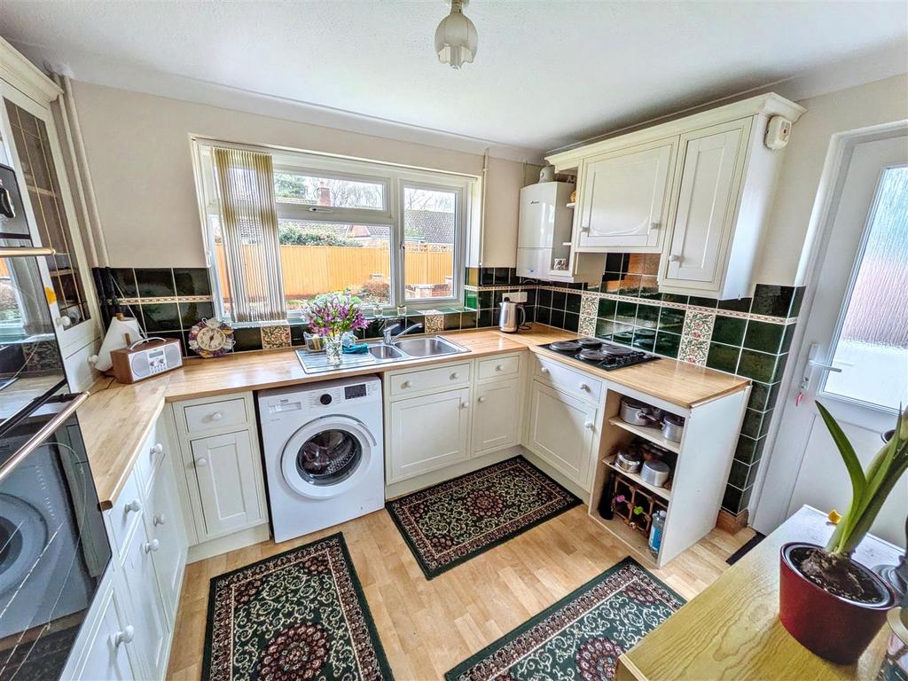 Kitchen 1 new.jpg
